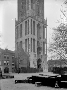835511 Afbeelding van het onderste vierkant van de Domtoren (Domplein) te Utrecht, tijdens de restauratie.